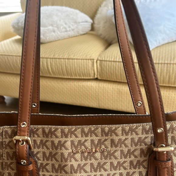 Michael Kors Voyager Tote Bag - Picture 6 of 8